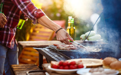 Precisando de carvão, tempero e saladas para acompanhar o churrasco?